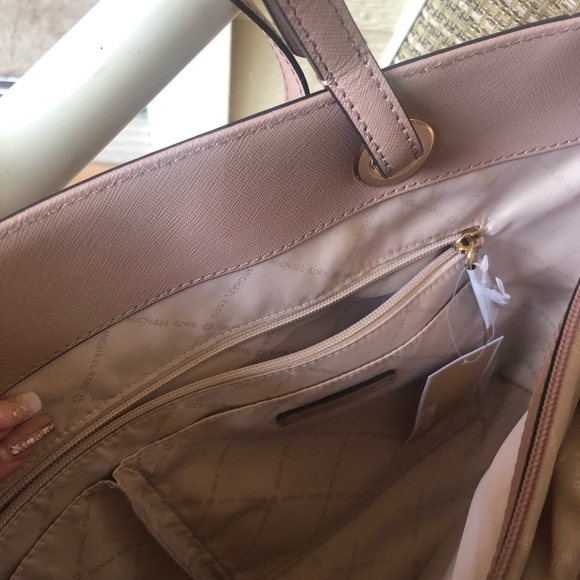 Michael Kors purse - Picture 4 of 8